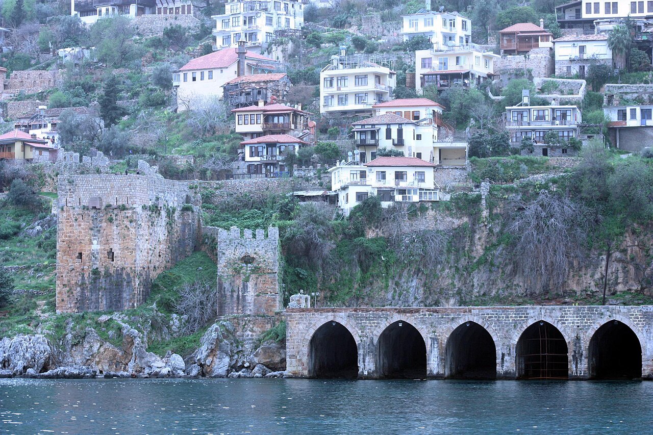 Alanya Tersanesi'nin kemerli cephesi